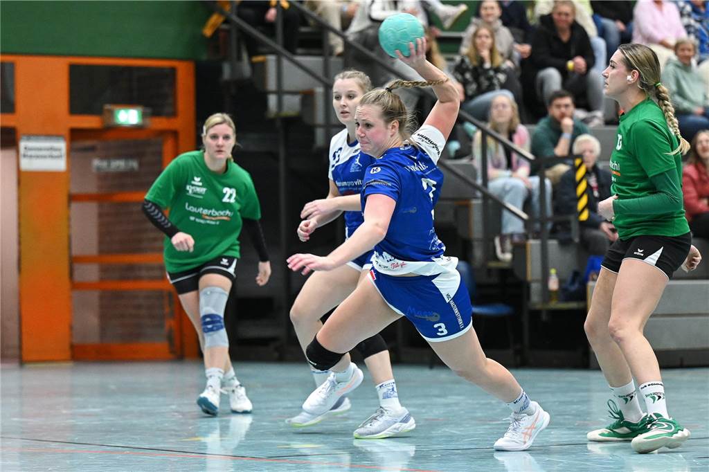 Am Samstagabend (9. November) waren zuerst die Damen des HSC Haltern-Sythen dran. Sie schlugen den TuS Bommern verdient mit 36:23 und feierten damit den zweiten Sieg im zweiten Heimspiel.