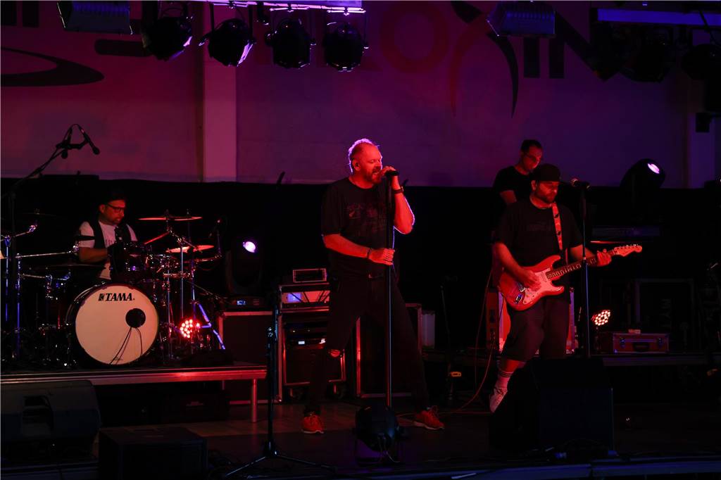 Am Samstagabend haben viele Werner und Wernerinnen im umgebauten Fitnessstudio Feel-Fit den Abschluss eines sechstätigen Tages der offenen Tür gebührend gefeiert. Die Cover-Band „Burning Heart“ heizte dem Publikum so richtig ein und dieses feierte ausgiebig.