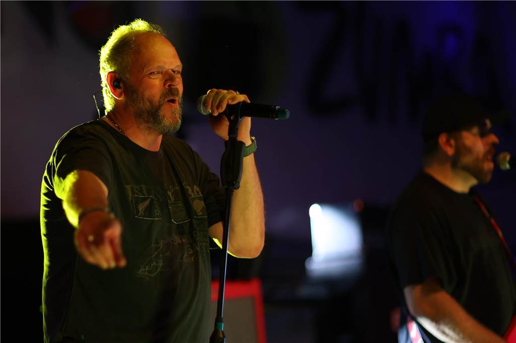 Am Samstagabend haben viele Werner und Wernerinnen im umgebauten Fitnessstudio Feel-Fit den Abschluss eines sechstätigen Tages der offenen Tür gebührend gefeiert. Die Cover-Band „Burning Heart“ heizte dem Publikum so richtig ein und dieses feierte ausgiebig.