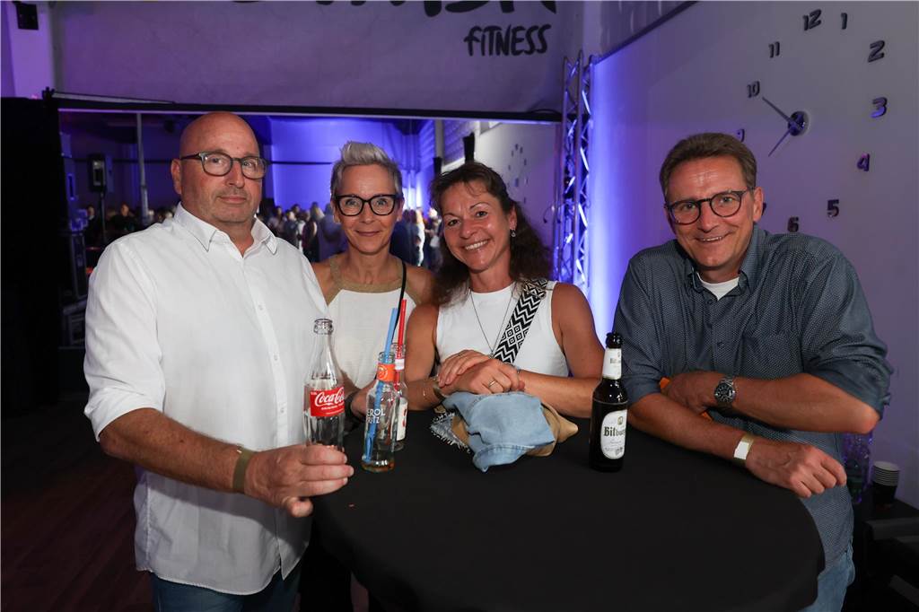 Am Samstagabend haben viele Werner und Wernerinnen im umgebauten Fitnessstudio Feel-Fit den Abschluss eines sechstätigen Tages der offenen Tür gebührend gefeiert. Die Cover-Band „Burning Heart“ heizte dem Publikum so richtig ein und dieses feierte ausgiebig.