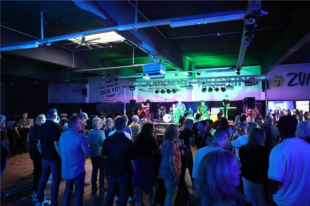 Am Samstagabend haben viele Werner und Wernerinnen im umgebauten Fitnessstudio Feel-Fit den Abschluss eines sechstätigen Tages der offenen Tür gebührend gefeiert. Die Cover-Band „Burning Heart“ heizte dem Publikum so richtig ein und dieses feierte ausgiebig.