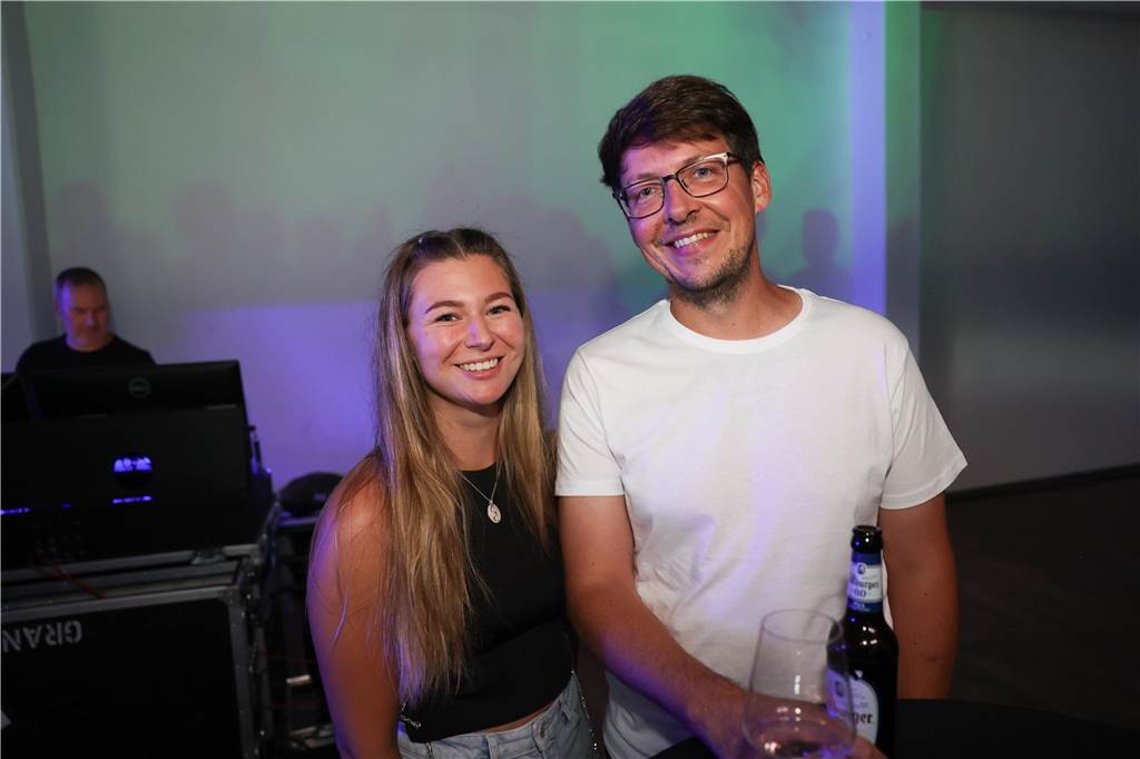 Am Samstagabend haben viele Werner und Wernerinnen im umgebauten Fitnessstudio Feel-Fit den Abschluss eines sechstätigen Tages der offenen Tür gebührend gefeiert. Die Cover-Band „Burning Heart“ heizte dem Publikum so richtig ein und dieses feierte ausgiebig.