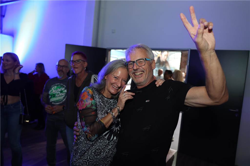 Am Samstagabend haben viele Werner und Wernerinnen im umgebauten Fitnessstudio Feel-Fit den Abschluss eines sechstätigen Tages der offenen Tür gebührend gefeiert. Die Cover-Band „Burning Heart“ heizte dem Publikum so richtig ein und dieses feierte ausgiebig.