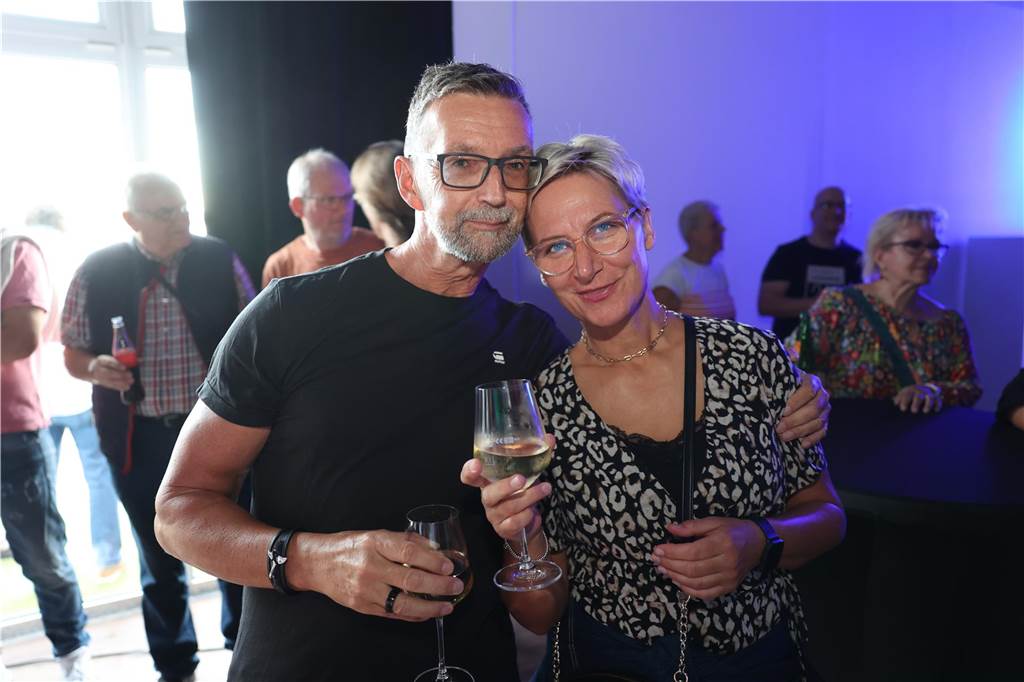 Am Samstagabend haben viele Werner und Wernerinnen im umgebauten Fitnessstudio Feel-Fit den Abschluss eines sechstätigen Tages der offenen Tür gebührend gefeiert. Die Cover-Band „Burning Heart“ heizte dem Publikum so richtig ein und dieses feierte ausgiebig.