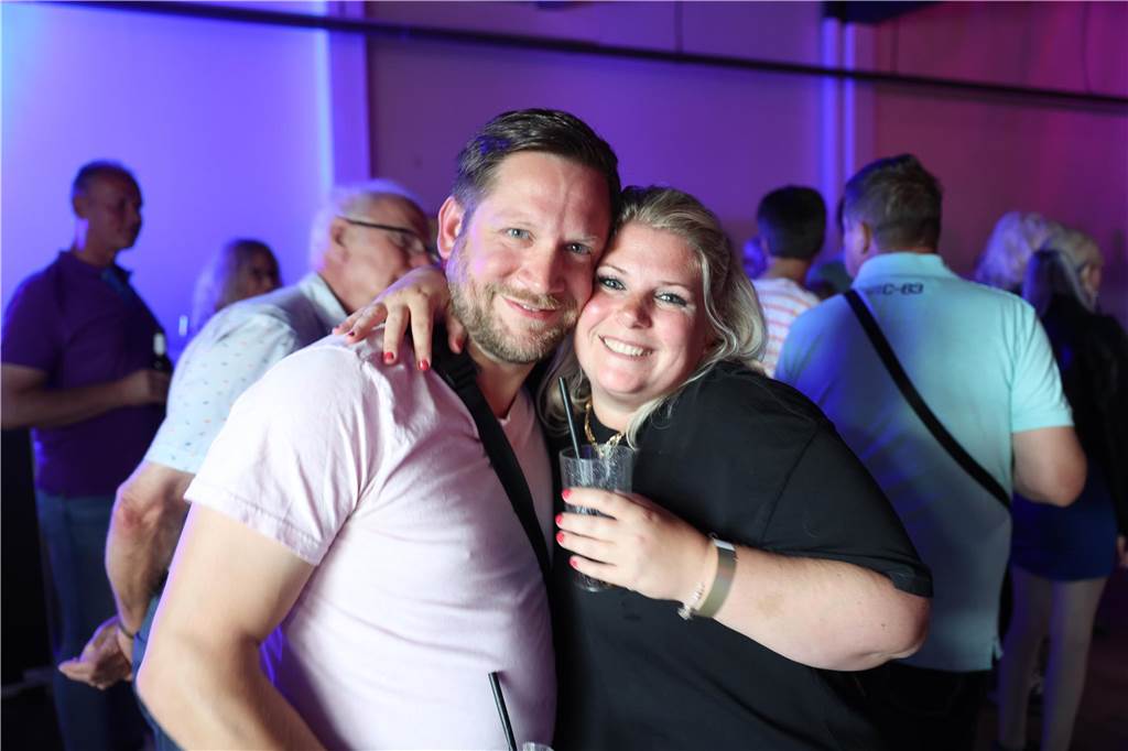 Am Samstagabend haben viele Werner und Wernerinnen im umgebauten Fitnessstudio Feel-Fit den Abschluss eines sechstätigen Tages der offenen Tür gebührend gefeiert. Die Cover-Band „Burning Heart“ heizte dem Publikum so richtig ein und dieses feierte ausgiebig.