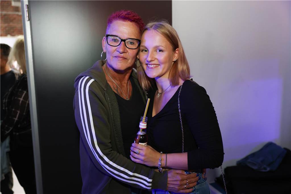 Am Samstagabend haben viele Werner und Wernerinnen im umgebauten Fitnessstudio Feel-Fit den Abschluss eines sechstätigen Tages der offenen Tür gebührend gefeiert. Die Cover-Band „Burning Heart“ heizte dem Publikum so richtig ein und dieses feierte ausgiebig.