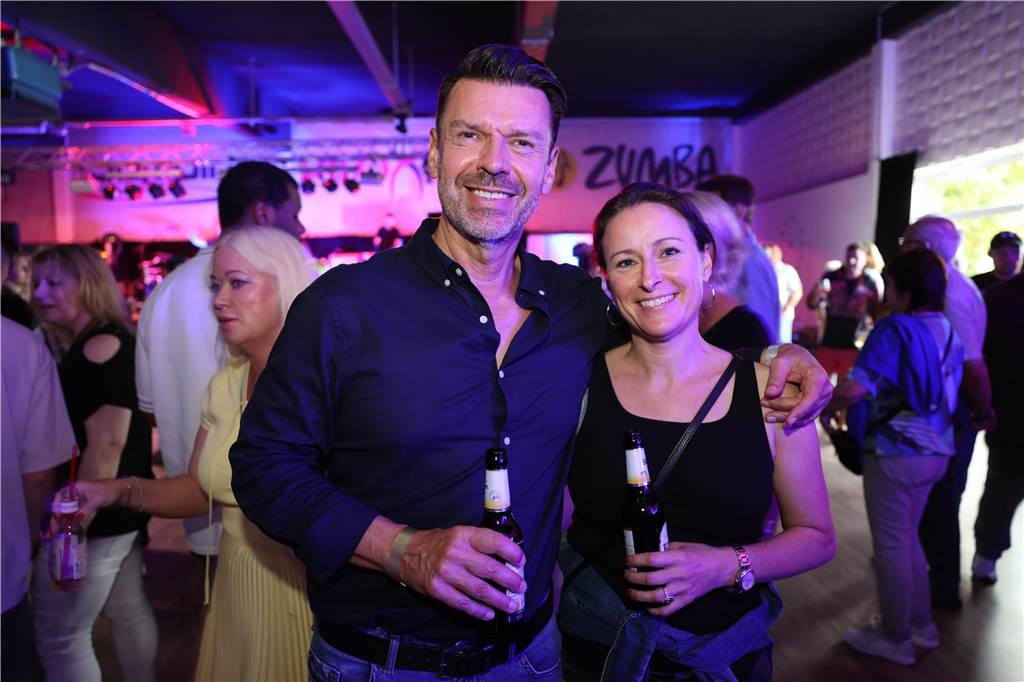Am Samstagabend haben viele Werner und Wernerinnen im umgebauten Fitnessstudio Feel-Fit den Abschluss eines sechstätigen Tages der offenen Tür gebührend gefeiert. Die Cover-Band „Burning Heart“ heizte dem Publikum so richtig ein und dieses feierte ausgiebig.