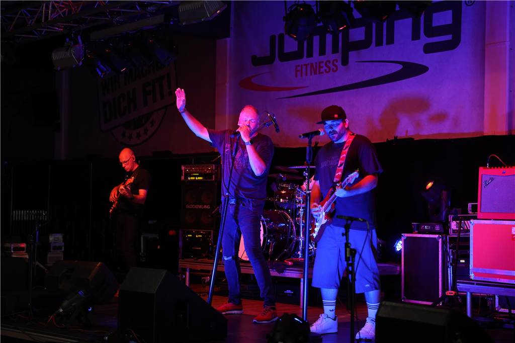Am Samstagabend haben viele Werner und Wernerinnen im umgebauten Fitnessstudio Feel-Fit den Abschluss eines sechstätigen Tages der offenen Tür gebührend gefeiert. Die Cover-Band „Burning Heart“ heizte dem Publikum so richtig ein und dieses feierte ausgiebig.