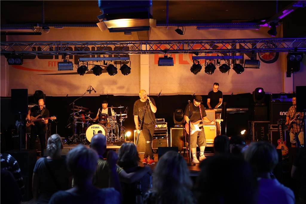 Am Samstagabend haben viele Werner und Wernerinnen im umgebauten Fitnessstudio Feel-Fit den Abschluss eines sechstätigen Tages der offenen Tür gebührend gefeiert. Die Cover-Band „Burning Heart“ heizte dem Publikum so richtig ein und dieses feierte ausgiebig.