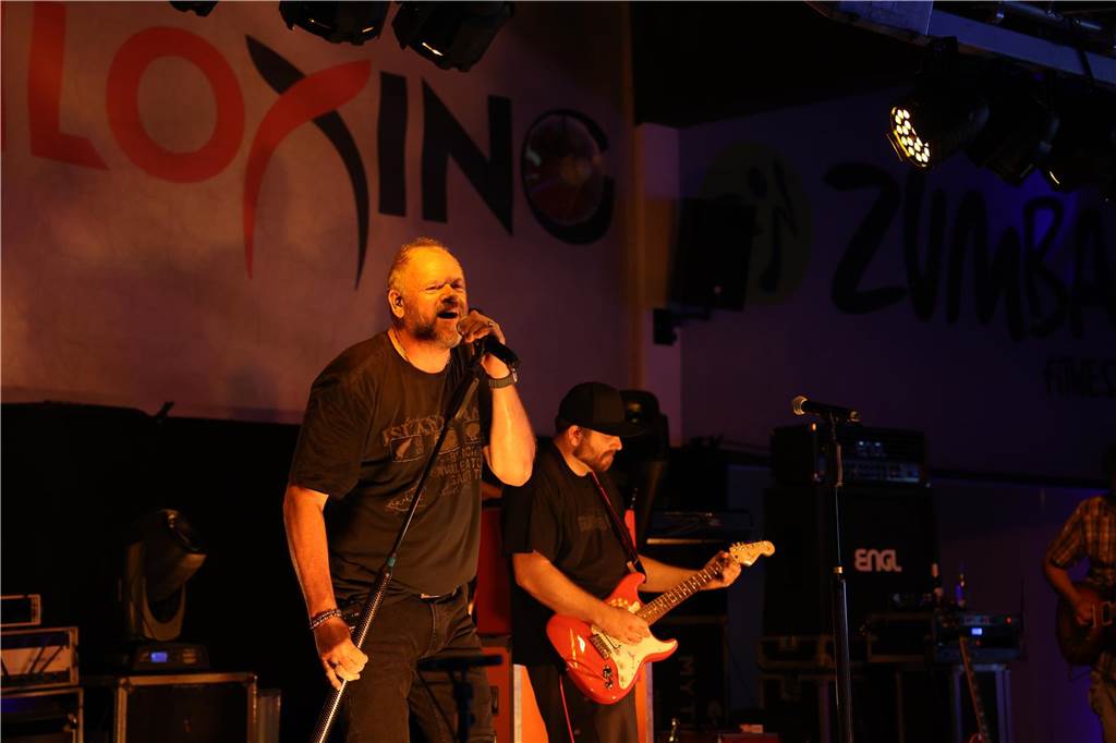 Am Samstagabend haben viele Werner und Wernerinnen im umgebauten Fitnessstudio Feel-Fit den Abschluss eines sechstätigen Tages der offenen Tür gebührend gefeiert. Die Cover-Band „Burning Heart“ heizte dem Publikum so richtig ein und dieses feierte ausgiebig.