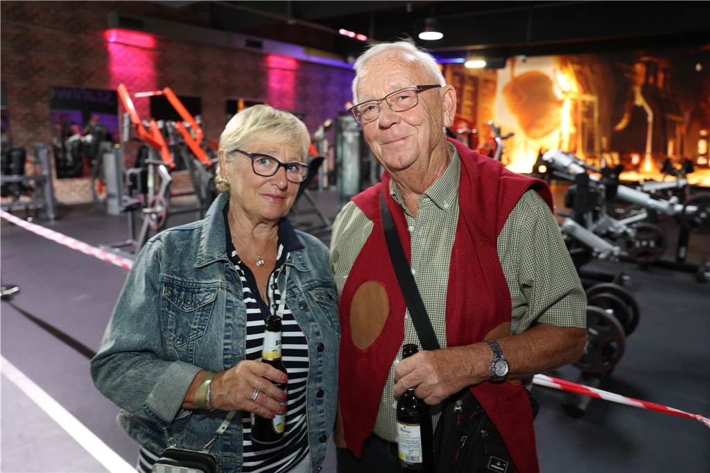 Am Samstagabend haben viele Werner und Wernerinnen im umgebauten Fitnessstudio Feel-Fit den Abschluss eines sechstätigen Tages der offenen Tür gebührend gefeiert. Die Cover-Band „Burning Heart“ heizte dem Publikum so richtig ein und dieses feierte ausgiebig.