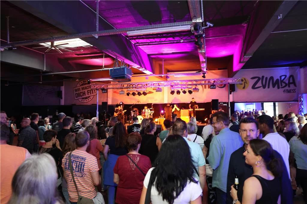 Am Samstagabend haben viele Werner und Wernerinnen im umgebauten Fitnessstudio Feel-Fit den Abschluss eines sechstätigen Tages der offenen Tür gebührend gefeiert. Die Cover-Band „Burning Heart“ heizte dem Publikum so richtig ein und dieses feierte ausgiebig.
