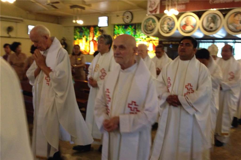 Pater Harald Adler gestorben : „Euch allen gute Gesundheit“ Pater Harald Adler (vorne) bei einer Primizfeier In Manila: also bei einem Gottesdienst, in dem junge Männer als Priester In der Gemeinschaft aufgenommen werden.