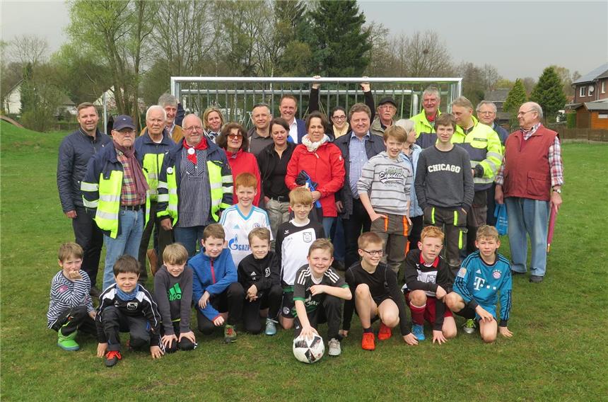 Neue Tore für den Niewerth-Spielplatz Am Samstagmorgen kamen kleine und große Fußballfans zum Spielplatz in der Niewerth-Siedlung, wo die neuen Fußballtore vorgestellt wurden.
