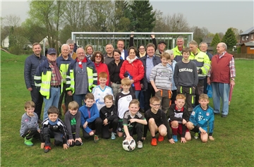 Am Samstagmorgen kamen kleine und große Fußballfans zum Spielplatz in der Niewerth-Siedlung, wo die neuen Fußballtore vorgestellt wurden.