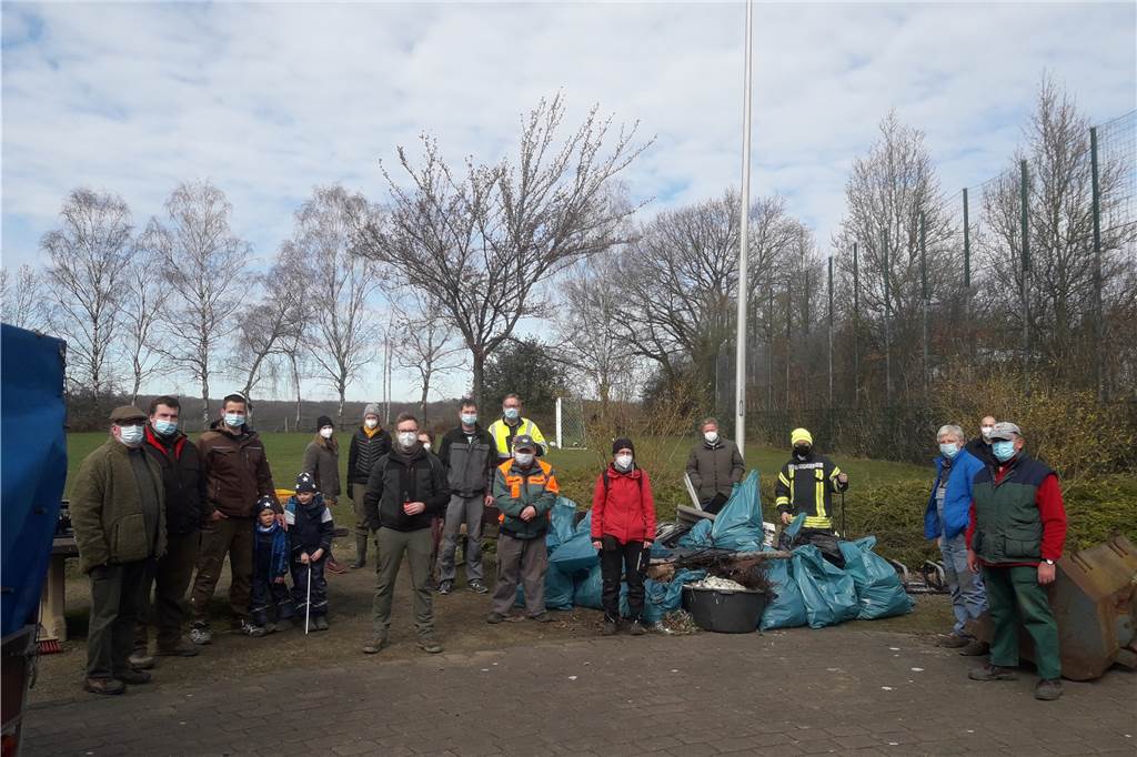 4 Kubikmeter Müll: Hunderte helfen bei Werne putzt sich raus Am Samstagmorgen trafen sich ca. 30 freiwillige Helfer, unter anderem viele Mitglieder der Löschgruppe Langern und des Schützenvereins, am Dorfgemeinschaftshaus in Langern zur Dorfreinigung.