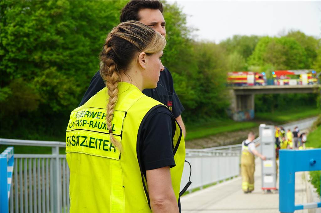 Am Samstagmorgen wurde eine Leiche in der Emscher in Castrop-Rauxel gefunden. Nach ersten Ermittlungen handelt es sich laut Polizei Recklinghausen aller Wahrscheinlichkeit nach bei dem Toten um die Person, die am Dienstag (9.4.) in die Emscher stürzte und bisher als vermisst galt. Bei der Bergung der Leiche unweit der Unfallstelle halfen unter anderem Spezialkräfte der Wasserrettung Herne.