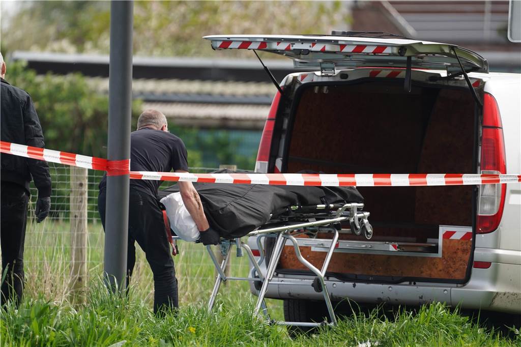 Am Samstagmorgen wurde eine Leiche in der Emscher in Castrop-Rauxel gefunden. Nach ersten Ermittlungen handelt es sich laut Polizei Recklinghausen aller Wahrscheinlichkeit nach bei dem Toten um die Person, die am Dienstag (9.4.) in die Emscher stürzte und bisher als vermisst galt. Bei der Bergung der Leiche unweit der Unfallstelle halfen unter anderem Spezialkräfte der Wasserrettung Herne.