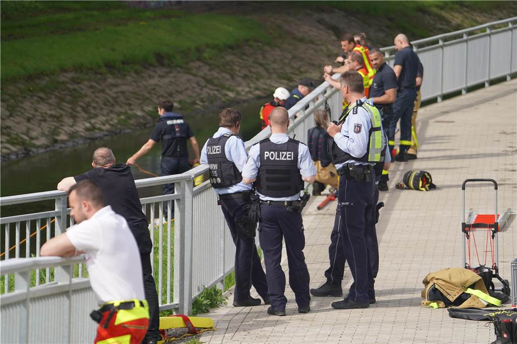 Am Samstagmorgen wurde eine Leiche in der Emscher in Castrop-Rauxel gefunden. Nach ersten Ermittlungen handelt es sich laut Polizei Recklinghausen aller Wahrscheinlichkeit nach bei dem Toten um die Person, die am Dienstag (9.4.) in die Emscher stürzte und bisher als vermisst galt. Bei der Bergung der Leiche unweit der Unfallstelle halfen unter anderem Spezialkräfte der Wasserrettung Herne.