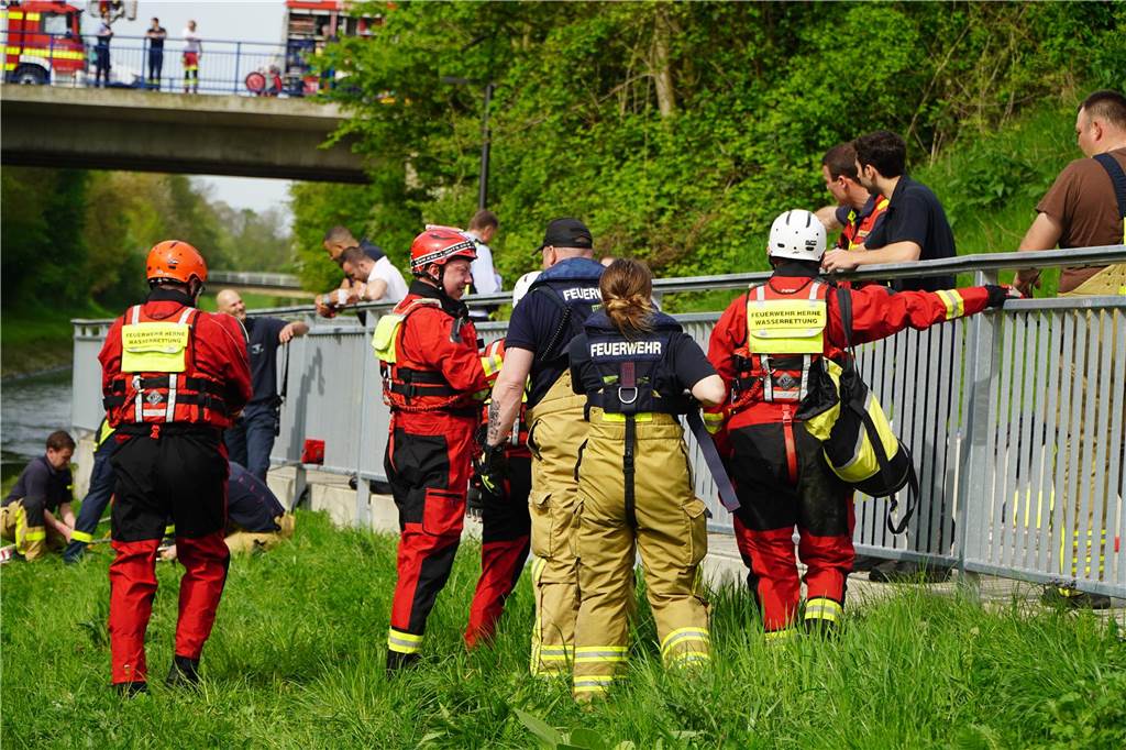 Am Samstagmorgen wurde eine Leiche in der Emscher in Castrop-Rauxel gefunden. Nach ersten Ermittlungen handelt es sich laut Polizei Recklinghausen aller Wahrscheinlichkeit nach bei dem Toten um die Person, die am Dienstag (9.4.) in die Emscher stürzte und bisher als vermisst galt. Bei der Bergung der Leiche unweit der Unfallstelle halfen unter anderem Spezialkräfte der Wasserrettung Herne.