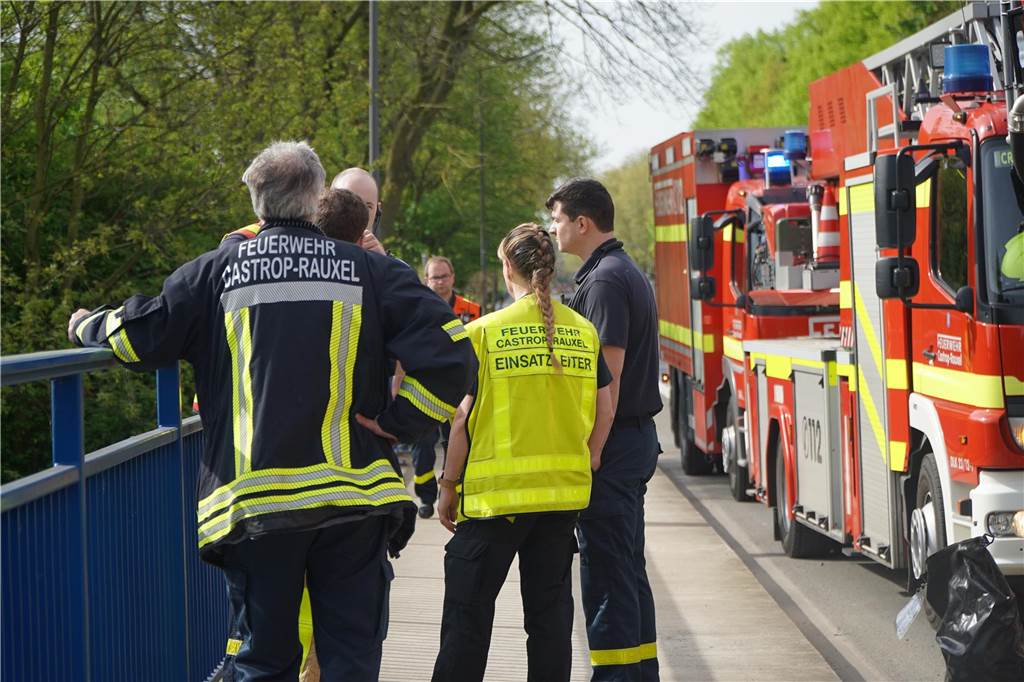 Am Samstagmorgen wurde eine Leiche in der Emscher in Castrop-Rauxel gefunden. Nach ersten Ermittlungen handelt es sich laut Polizei Recklinghausen aller Wahrscheinlichkeit nach bei dem Toten um die Person, die am Dienstag (9.4.) in die Emscher stürzte und bisher als vermisst galt. Bei der Bergung der Leiche unweit der Unfallstelle halfen unter anderem Spezialkräfte der Wasserrettung Herne.