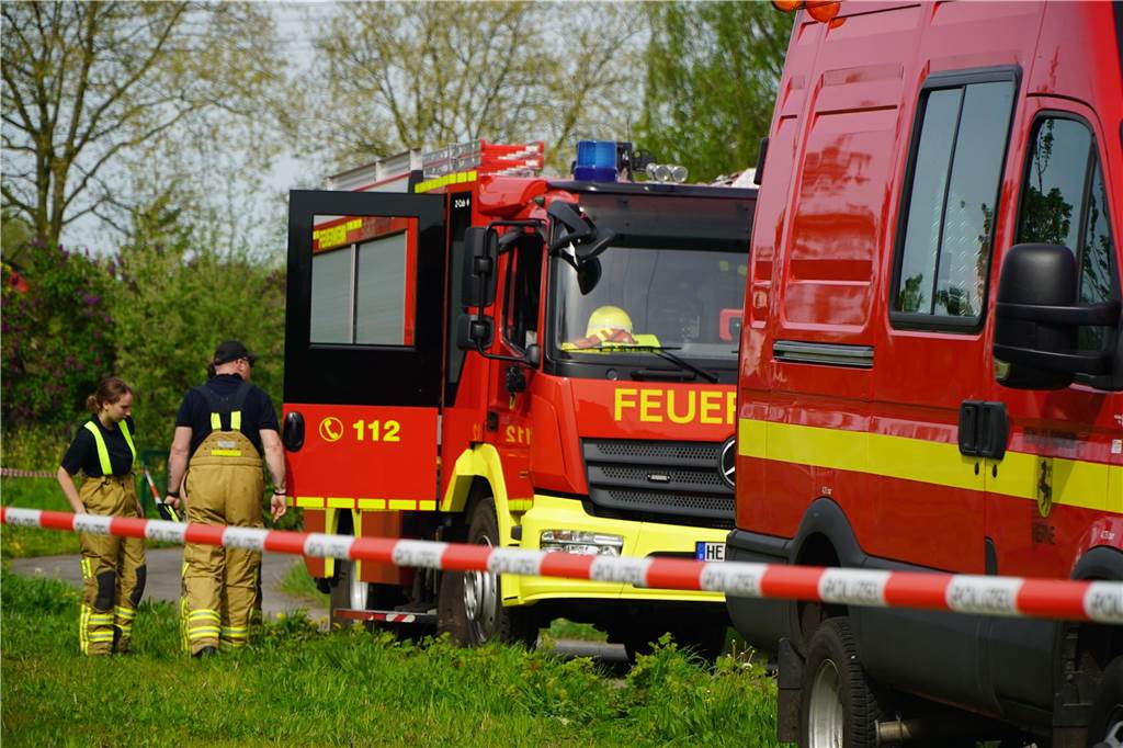 Am Samstagmorgen wurde eine Leiche in der Emscher in Castrop-Rauxel gefunden. Nach ersten Ermittlungen handelt es sich laut Polizei Recklinghausen aller Wahrscheinlichkeit nach bei dem Toten um die Person, die am Dienstag (9.4.) in die Emscher stürzte und bisher als vermisst galt. Bei der Bergung der Leiche unweit der Unfallstelle halfen unter anderem Spezialkräfte der Wasserrettung Herne.