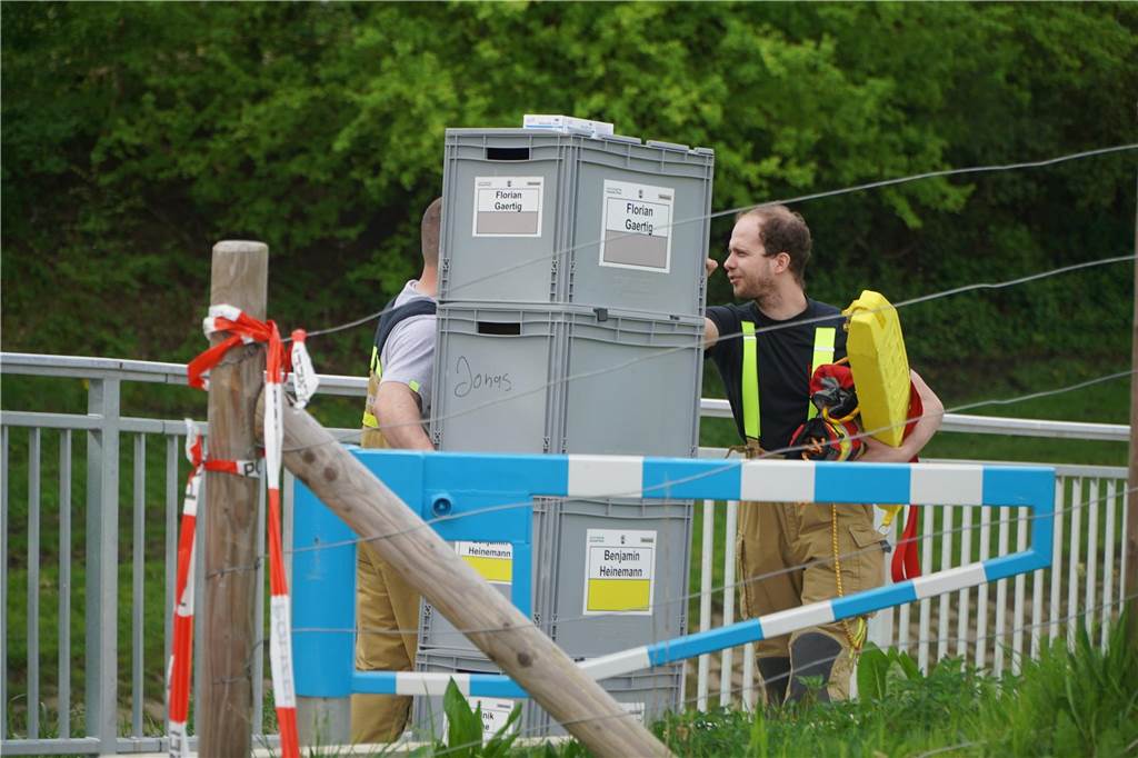 Am Samstagmorgen wurde eine Leiche in der Emscher in Castrop-Rauxel gefunden. Nach ersten Ermittlungen handelt es sich laut Polizei Recklinghausen aller Wahrscheinlichkeit nach bei dem Toten um die Person, die am Dienstag (9.4.) in die Emscher stürzte und bisher als vermisst galt. Bei der Bergung der Leiche unweit der Unfallstelle halfen unter anderem Spezialkräfte der Wasserrettung Herne.