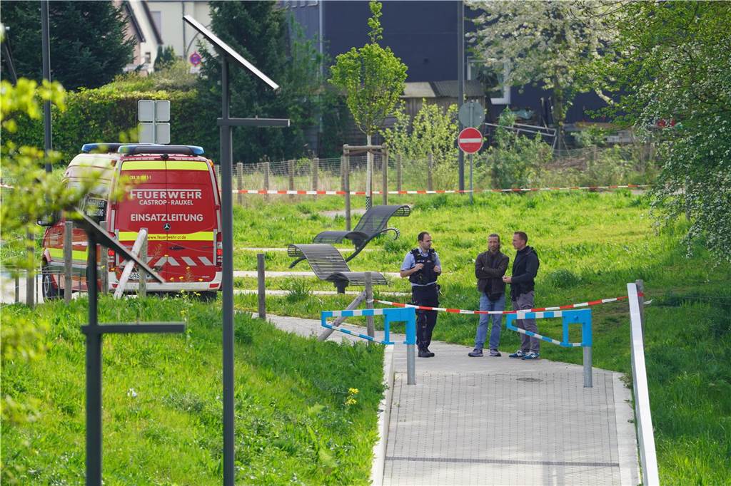 Am Samstagmorgen wurde eine Leiche in der Emscher in Castrop-Rauxel gefunden. Nach ersten Ermittlungen handelt es sich laut Polizei Recklinghausen aller Wahrscheinlichkeit nach bei dem Toten um die Person, die am Dienstag (9.4.) in die Emscher stürzte und bisher als vermisst galt. Bei der Bergung der Leiche unweit der Unfallstelle halfen unter anderem Spezialkräfte der Wasserrettung Herne.