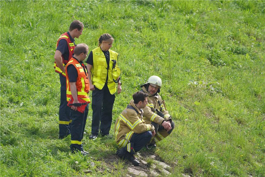 Am Samstagmorgen wurde eine Leiche in der Emscher in Castrop-Rauxel gefunden. Nach ersten Ermittlungen handelt es sich laut Polizei Recklinghausen aller Wahrscheinlichkeit nach bei dem Toten um die Person, die am Dienstag (9.4.) in die Emscher stürzte und bisher als vermisst galt. Bei der Bergung der Leiche unweit der Unfallstelle halfen unter anderem Spezialkräfte der Wasserrettung Herne.