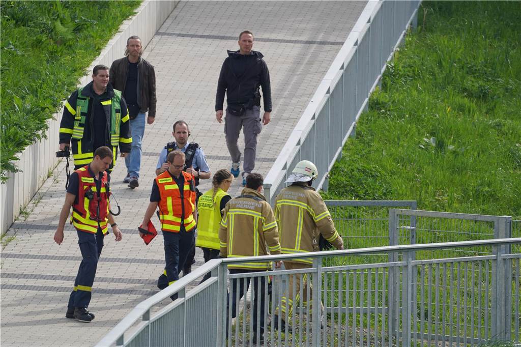 Am Samstagmorgen wurde eine Leiche in der Emscher in Castrop-Rauxel gefunden. Nach ersten Ermittlungen handelt es sich laut Polizei Recklinghausen aller Wahrscheinlichkeit nach bei dem Toten um die Person, die am Dienstag (9.4.) in die Emscher stürzte und bisher als vermisst galt. Bei der Bergung der Leiche unweit der Unfallstelle halfen unter anderem Spezialkräfte der Wasserrettung Herne.