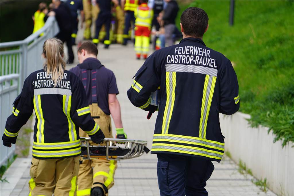 Am Samstagmorgen wurde eine Leiche in der Emscher in Castrop-Rauxel gefunden. Nach ersten Ermittlungen handelt es sich laut Polizei Recklinghausen aller Wahrscheinlichkeit nach bei dem Toten um die Person, die am Dienstag (9.4.) in die Emscher stürzte und bisher als vermisst galt. Bei der Bergung der Leiche unweit der Unfallstelle halfen unter anderem Spezialkräfte der Wasserrettung Herne.