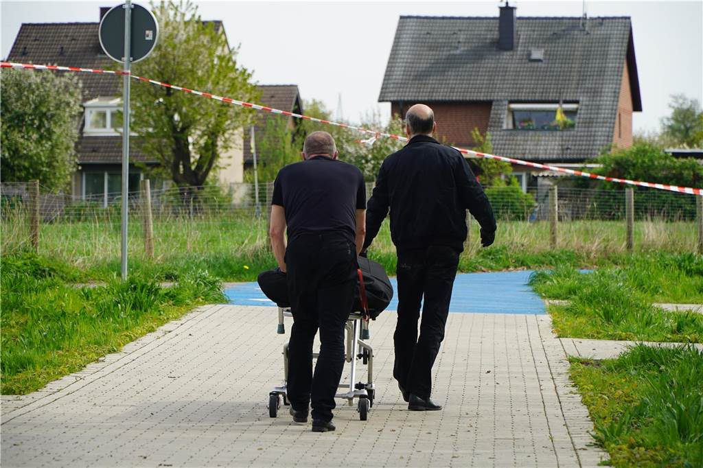 Am Samstagmorgen wurde eine Leiche in der Emscher in Castrop-Rauxel gefunden. Nach ersten Ermittlungen handelt es sich laut Polizei Recklinghausen aller Wahrscheinlichkeit nach bei dem Toten um die Person, die am Dienstag (9.4.) in die Emscher stürzte und bisher als vermisst galt. Bei der Bergung der Leiche unweit der Unfallstelle halfen unter anderem Spezialkräfte der Wasserrettung Herne.