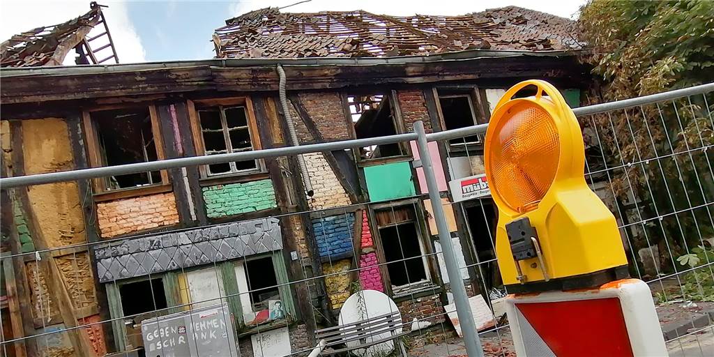 Dortmunds wohl längster Feuereinsatz des Jahres ist beendet – nach 58 Stunden Am Samstagnachmittag beendete die Feuerwehr den Einsatz nach einem Großbrand in einem Fachwerkhaus im alten Mengeder Ortskern - 58 Stunden nach Ausbruch des Feuers.