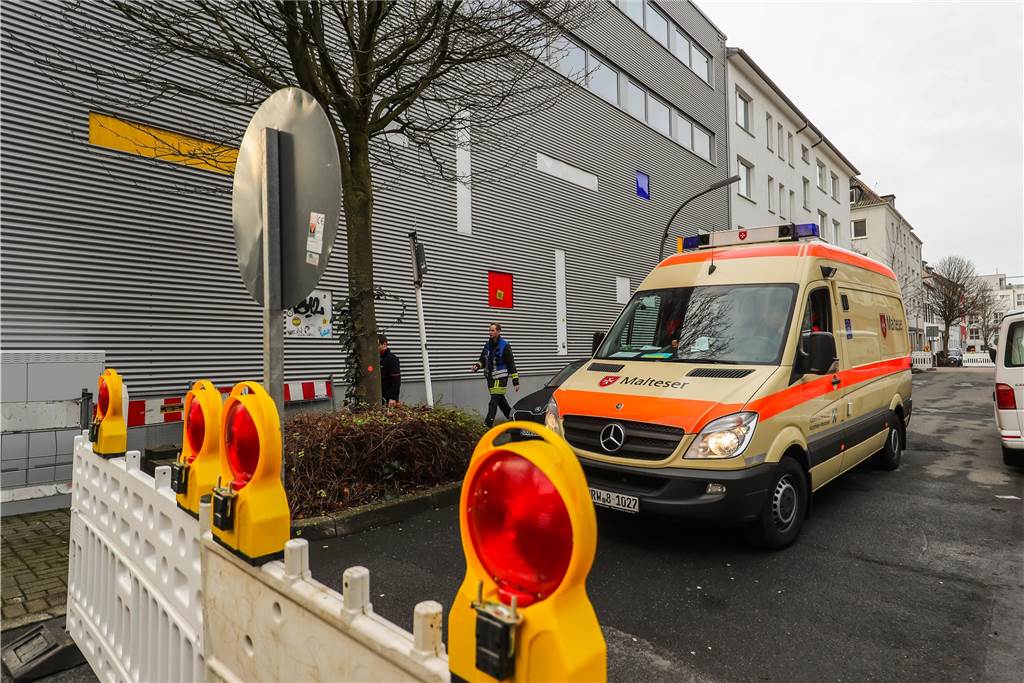 Am Samstagvormittag wurden 40 Patientinnen und Patienten aus dem Johannes-Hospital in andere Krankenhäuser verlegt.