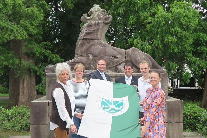Kilian in Schermbeck findet diesmal im Kopf und im Herzen statt Am Schermbecker Ehrenmal warben Präsident Ralf Daunheimer (3.v.r.), Vorstandsmitglied Wolfgang Lensing (3.v.l.) Major Thomas Wittwer (2.v.r.), Dunja Budek (l., Gaststätte Am Rathaus), Alexandra Schult (2.v.l., Gaststätte Overkämping-Schult) und Miriam Jokic (r., Gaststätte „Schermbecker Mitte“) für das abgespeckte Programm der diesjährigen Kilians-Tage.