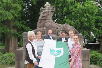 Am Schermbecker Ehrenmal warben Präsident Ralf Daunheimer (3.v.r.), Vorstandsmitglied Wolfgang Lensing (3.v.l.) Major Thomas Wittwer (2.v.r.), Dunja Budek (l., Gaststätte Am Rathaus), Alexandra Schult (2.v.l., Gaststätte Overkämping-Schult) und Miriam Jokic (r., Gaststätte „Schermbecker Mitte“) für das abgespeckte Programm der diesjährigen Kilians-Tage.