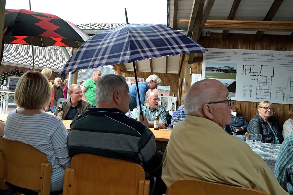 Viele Menschen in Werne-Horst fragen sich: Lohnt sich ein Gas-Anschluss? Am Schluss setzte ein Regenschauer ein. Die Zuhörer waren gewappnet.