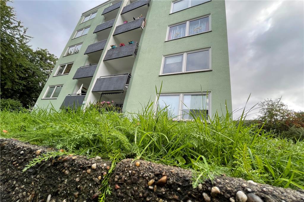Belvona-Mieter geben keine Ruhe: Weiterhin Probleme in zwei Häusern Am Schophof 8 sind laut Mieter Klaus Fischer die Grünanlagen viel zu lange nicht mehr gepflegt worden. Dazu bezieht die Immobilienfirma aus Düsseldorf keine Stellung.