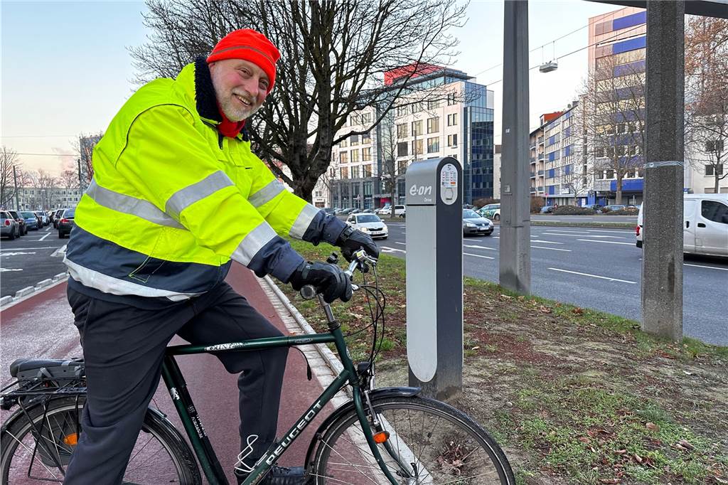 Kuriose E-Ladesäulen ohne Anschluss sind verschwunden Am Schwanenwall sorgte eine für Autos unerreichbare E-Ladesäule für ein kurioses Bild. Denn dort ist ein Stück des Radwalls entstanden.