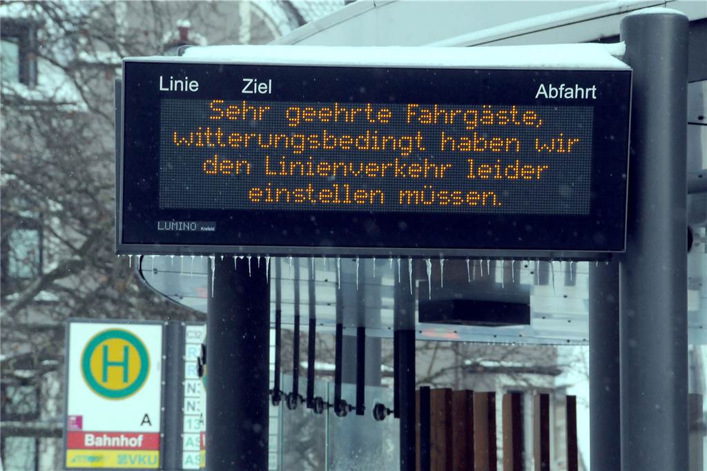 Die Wege am Busbahnhof am Bahnhof waren vorbildlich geräumt, aber es fuhr so gut wie kein Bus.