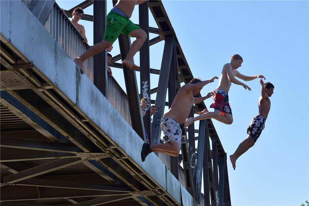 Am Seepark im benachbarten Lünen an der Schwansbellbrücke über dem Datteln-Hamm-Kanal hat die Wasserschutzpolizei einen Schwerpunkt der Brückenspringer ausgemacht – ein durchaus gefährliches Unterfangen.