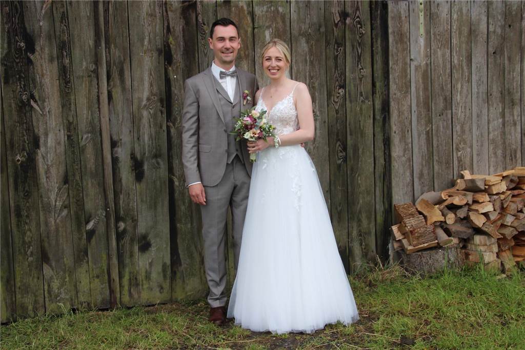 Maximilian Weiß und Anna-Lena Vornholt heiraten in der Menke Mühle Brautpaar Weiß