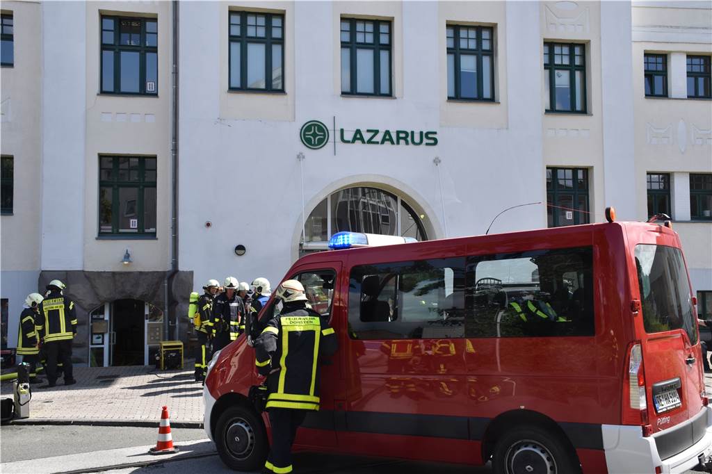 THW Haltern im Krisengebiet – Polizeipräsidium von Wassermassen bedroht Am Seniorenheim „Lazarus“ trafen mehrere Halterner Hilfsorganisationen zusammen.