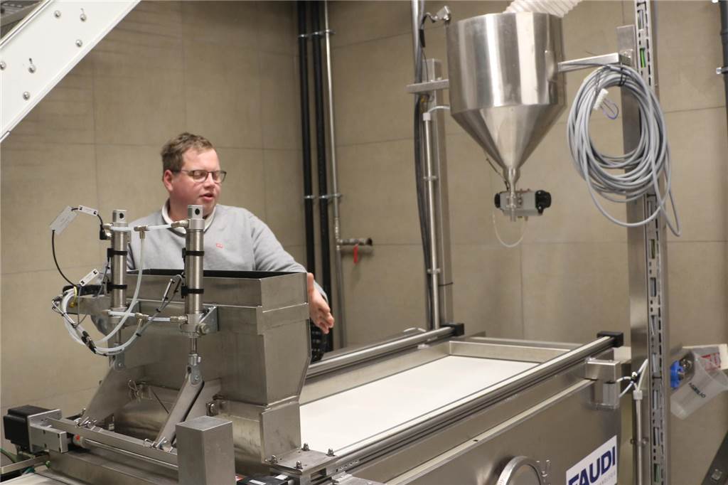 Algen-Pioniere im Wienkamp fahren erste Ernte ein Am sogenannten Vakuumtisch werden die Algen weiter entfeuchtet, bevor sie bei maximal 40 Grad Celsius getrocknet und zu Rohkostalgen werden.