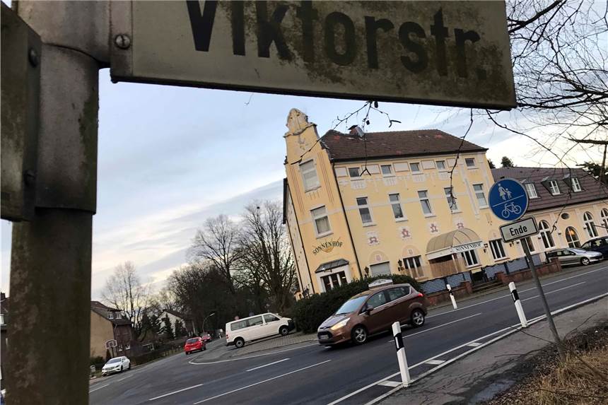 Auto prallt gegen Strommast: Schwerer Unfall an Sonnenhof-Kreuzung "Am Sonnenhof" an der Viktorstraße kam es zum Unfall am späten Samstagabend.