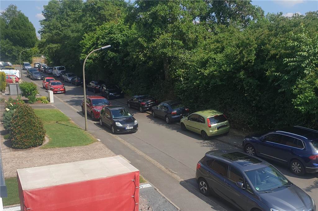 Chaos am Freibad Hardenberg: Anwohner wehrt sich und rüstet auf Zugeparkter Stiegenweg in Deusen am Sonntag (25.6.) Die Autos auf der rechten Seite stehen alle im Halteverbot.