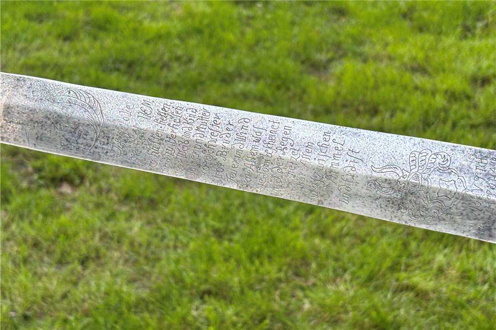 Historisches Schwert  bei Eröffnung des Femeichenparks in Erle