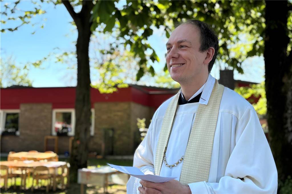 Pfarrer Fabian Tilling bei Eröffnung des Femeichenparks in Erle