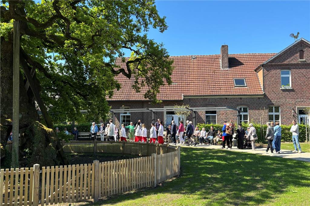 Segnung des Geländes bei Eröffnung des Femeichenparks in Erle