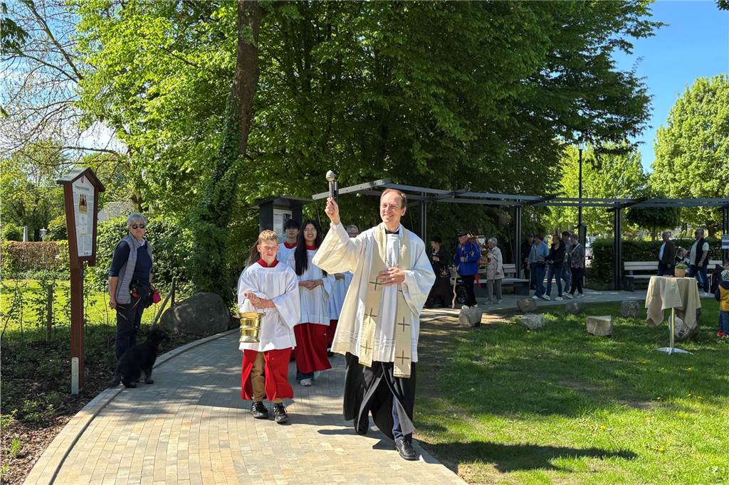 Segnung des Geländes bei Eröffnung des Femeichenparks in Erle
